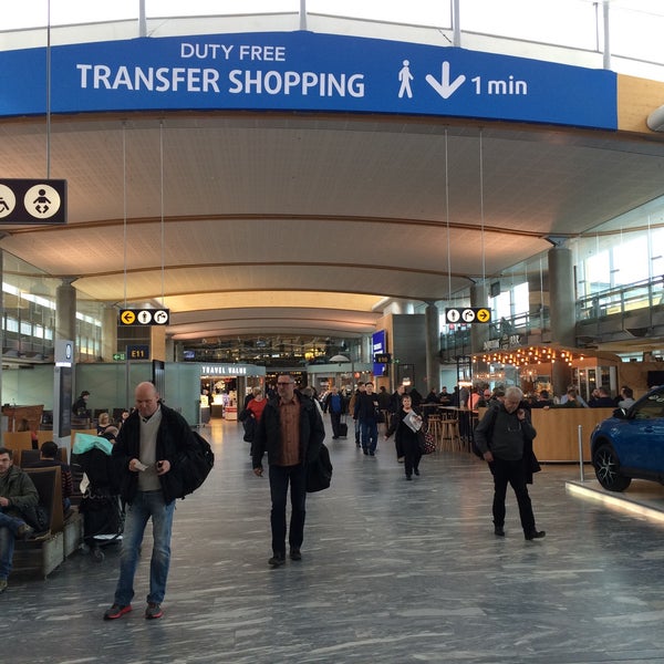 3/13/2016 tarihinde Yuri G.ziyaretçi tarafından Oslo Havalimanı (OSL)'de çekilen fotoğraf