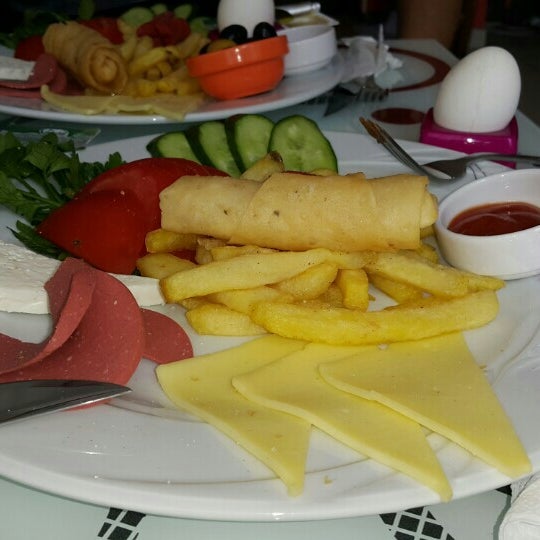 Cafemiz Yesillikler Icinde Ki Bahcemizde Kahvaltiya Facebook