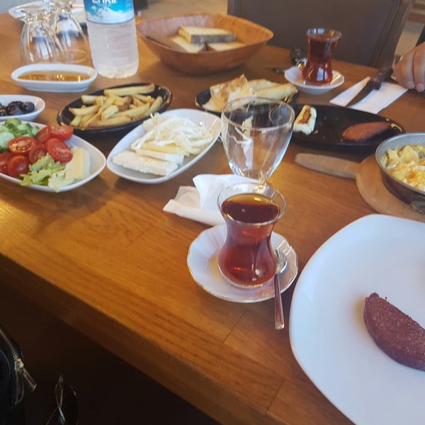 Das Foto wurde bei Köyüm Kasap &amp; Et Restaurant von Zübeyde K. am 10/12/2017 aufgenommen