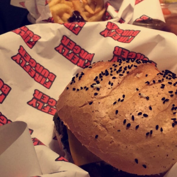 รูปภาพถ่ายที่ Firefly Burger โดย farah เมื่อ 1/9/2016