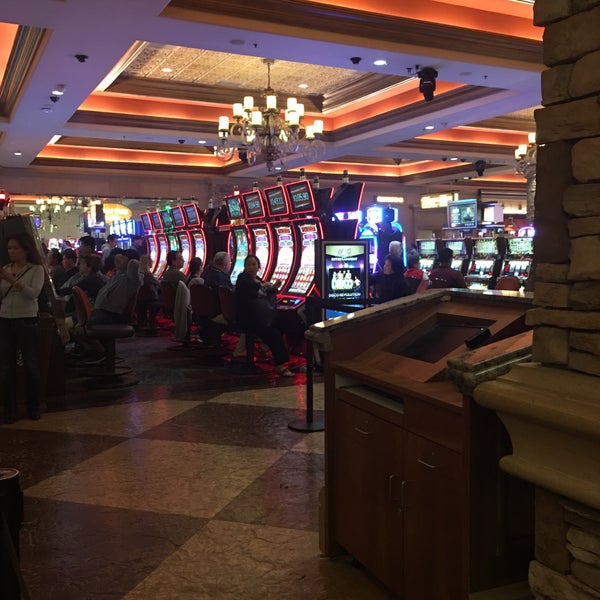 รูปภาพถ่ายที่ Thunder Valley Casino Resort โดย Raffy Jay เมื่อ 4/9/2016