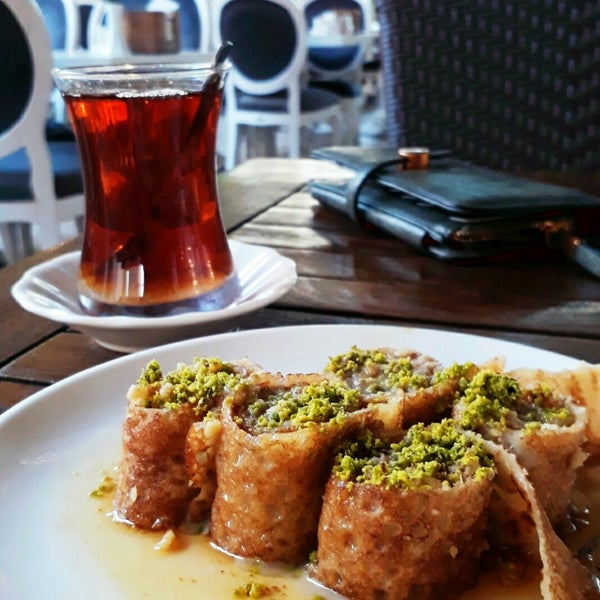 Foto diambil di Hanımeli Restaurant &amp; Cafe oleh Aynur A. pada 10/21/2017