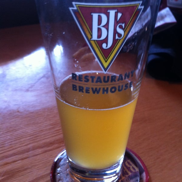 Photo taken at BJ&#39;s Restaurant &amp; Brewhouse by Hans H. on 4/20/2013