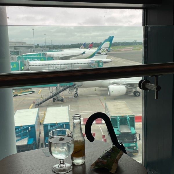 รูปภาพถ่ายที่ Aer Lingus Lounge โดย Peadar d. เมื่อ 9/12/2021