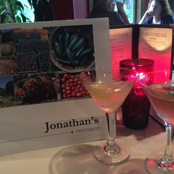 Foto scattata a Jonathan&#39;s Restaurant Concerts &amp; Special Events da Meaghan C. il 5/26/2016