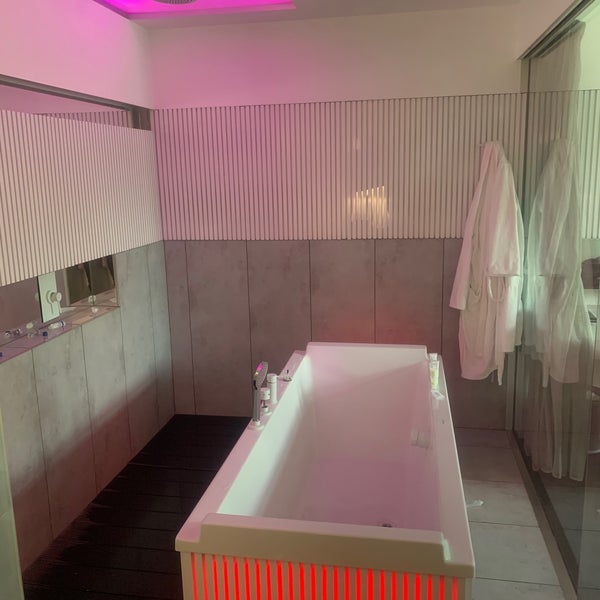 Foto diambil di VODA aquaclub &amp; hotel oleh Евгений З. pada 8/19/2019