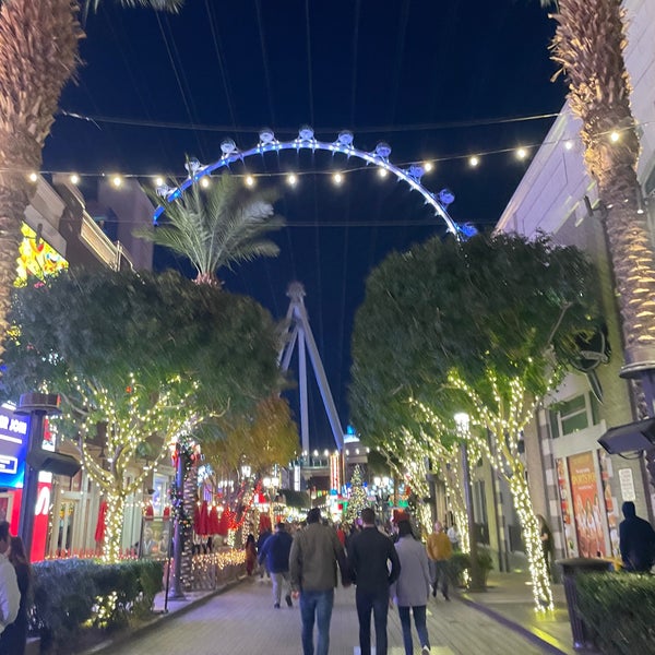 Foto diambil di Off The Strip at The LINQ oleh Yan S. pada 11/29/2023