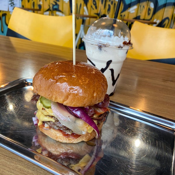 8/14/2020にNevena R.がBurgos Premium Burger Barで撮った写真