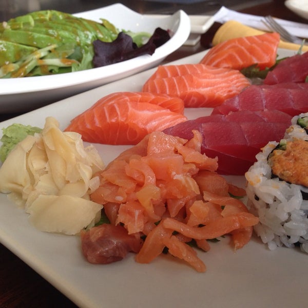 Foto scattata a Sakura Japanese Steak, Seafood House &amp; Sushi Bar da Anna W. il 1/17/2014