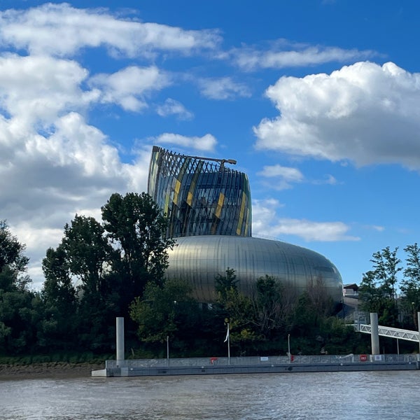 Foto diambil di La Cité du Vin oleh Baltazar S. pada 7/30/2022