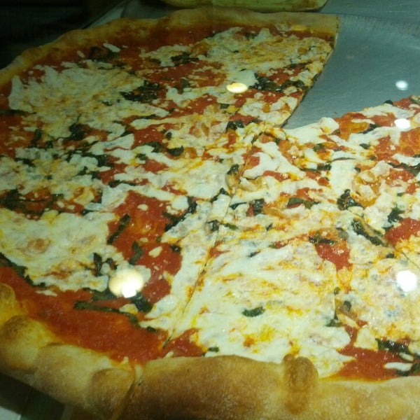 3/9/2013 tarihinde Ari S.ziyaretçi tarafından Solo Pizza NYC'de çekilen fotoğraf