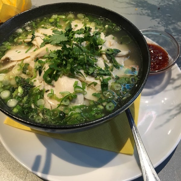 Pho-Suppe - 9,50 €.Sehr gut sind die gehackten Kräuter & das zarte Hühnerfleisch. Keine Korianderstengel, die beim Essen stören. Leider wenig Geschmack & beigelegte Schärfe macht es nicht besser. 😕