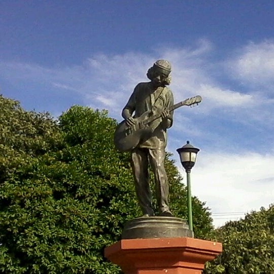 Carlos Santana, one of the best guitarists in the world Statue of Santana in Autlán