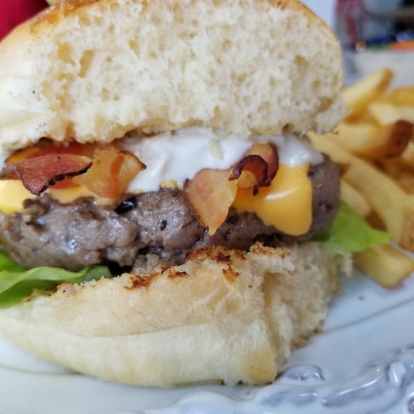 La comida es rica y tienen buenas combinaciones perooo sus precios son pretenciosos y las tortas no llegan a valer el tamaño del las porciones. El servicio amable y bien. Hamburguesa para los glotones