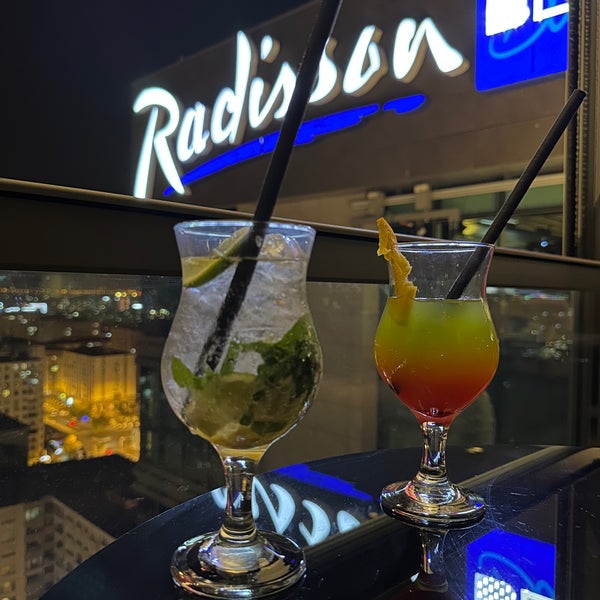 Foto tirada no(a) Radisson Blu Hotel, Roof Lounge por TuĞÇe em 9/5/2023