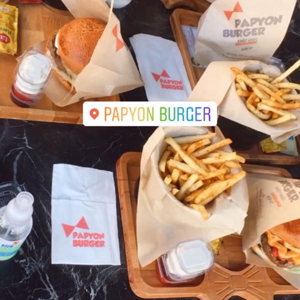 Foto diambil di PaPyon Burger oleh TuĞÇe pada 3/5/2021