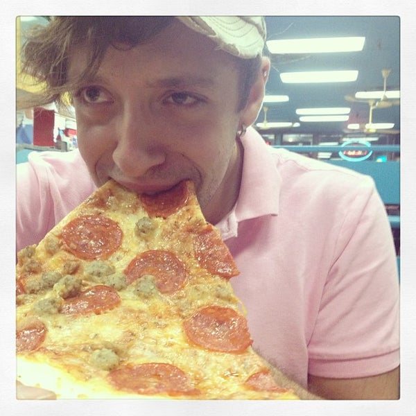 8/10/2013 tarihinde Chris T.ziyaretçi tarafından Big Slice Pizza'de çekilen fotoğraf