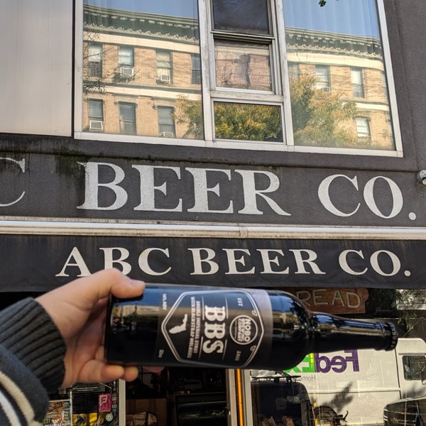 10/24/2019 tarihinde Adam W.ziyaretçi tarafından Alphabet City Beer Co.'de çekilen fotoğraf