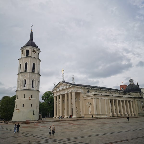 รูปภาพถ่ายที่ Katedros aikštė | Cathedral Square โดย Velizar G. เมื่อ 5/6/2024