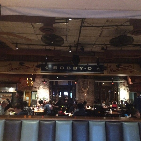 Foto diambil di Bobby-Q&#39;s Restaurant oleh David M. pada 5/17/2018