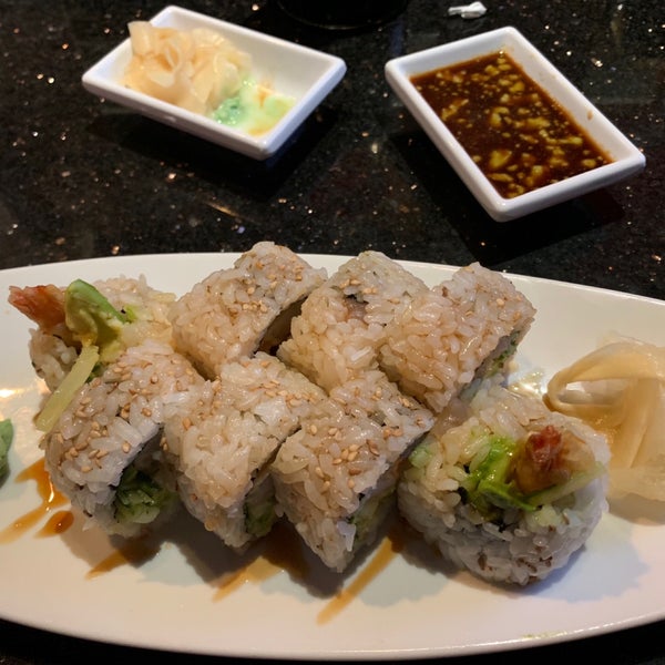 Photo prise au Nakama Sushi Restaurant &amp; Lounge par David M. le6/1/2019