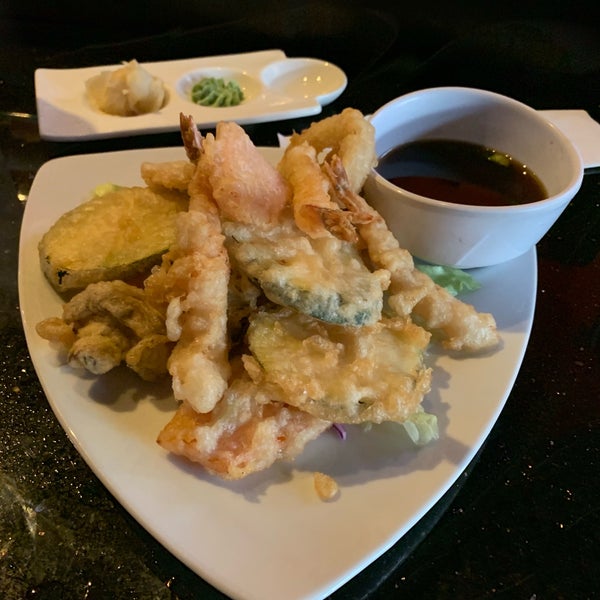 Photo prise au Nakama Sushi Restaurant &amp; Lounge par David M. le9/21/2019