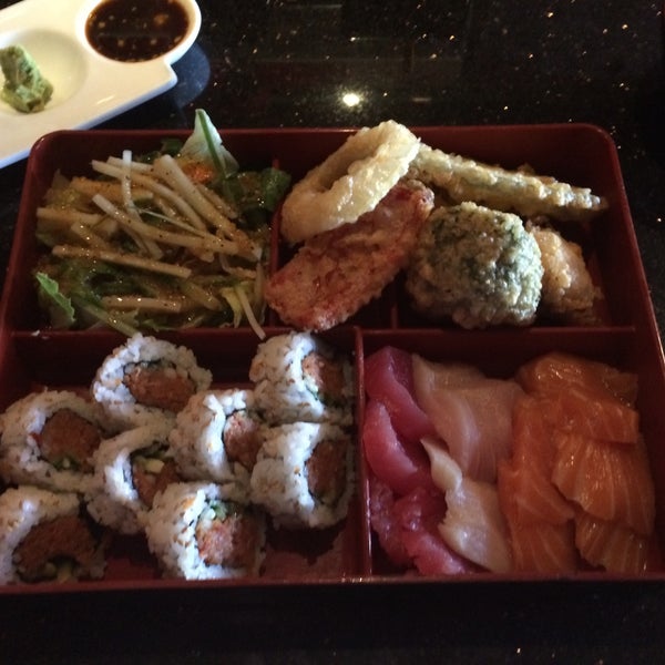 Photo prise au Nakama Sushi Restaurant &amp; Lounge par David M. le8/28/2015