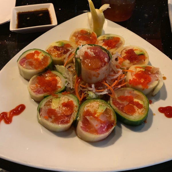 Photo prise au Nakama Sushi Restaurant &amp; Lounge par David M. le9/19/2019