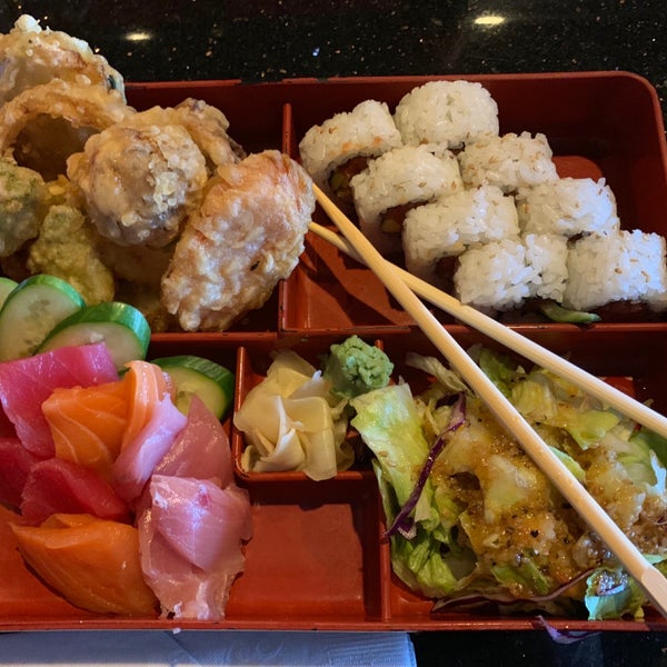 Photo prise au Nakama Sushi Restaurant &amp; Lounge par David M. le8/26/2019