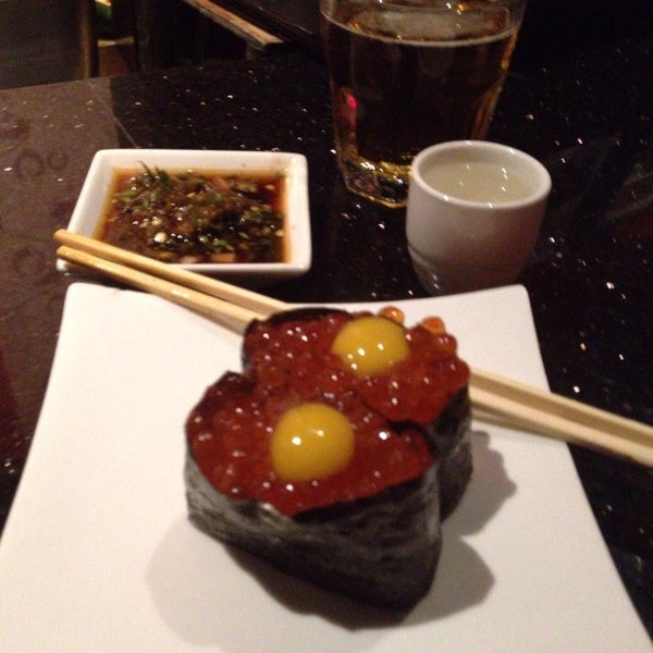 Photo prise au Nakama Sushi Restaurant &amp; Lounge par David M. le10/19/2013