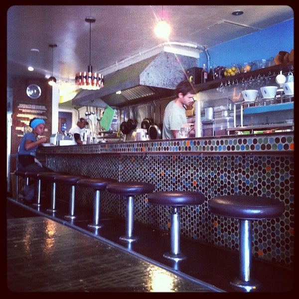 9/23/2012 tarihinde Janice Y.ziyaretçi tarafından Guerilla Cafe'de çekilen fotoğraf