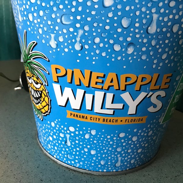 รูปภาพถ่ายที่ Pineapple Willy&#39;s โดย Wesley S. เมื่อ 9/16/2018