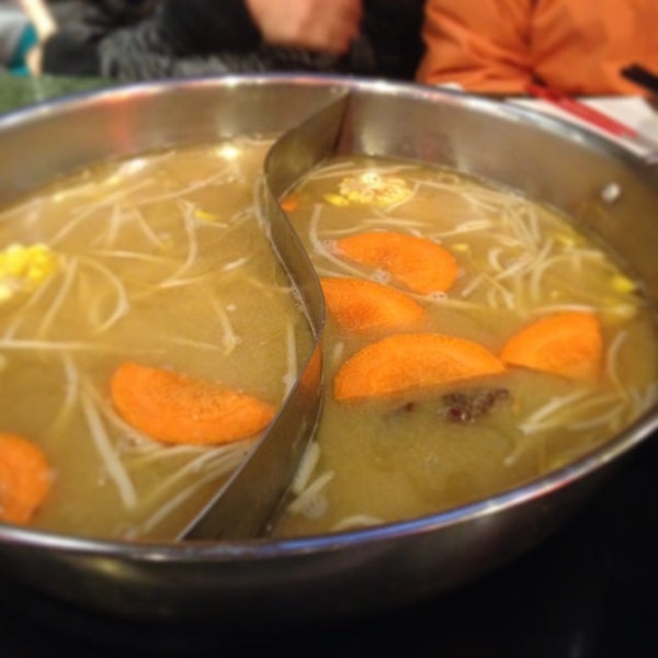 Photo taken at Fatty Cow Seafood Hot Pot 小肥牛火鍋專門店 by Jimmy S. on 1/13/2014