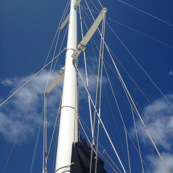 2/13/2013 tarihinde Carly H.ziyaretçi tarafından Trilogy Excursions, Lahaina Boat Harbor'de çekilen fotoğraf
