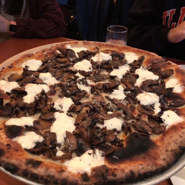 Das Foto wurde bei Vesta Wood Fired Pizza &amp; Bar von Angela K. am 1/11/2019 aufgenommen