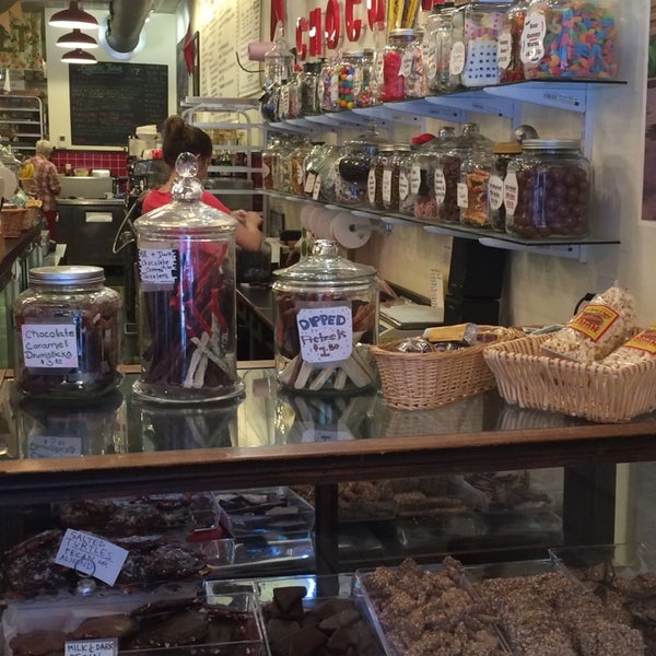 รูปภาพถ่ายที่ Lucky Chocolates, Artisan Sweets And Espresso โดย Maggie S. เมื่อ 6/21/2014