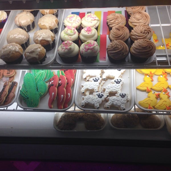 Foto diambil di 2tarts Bakery &amp; Catering oleh Consuelo J. pada 4/3/2014