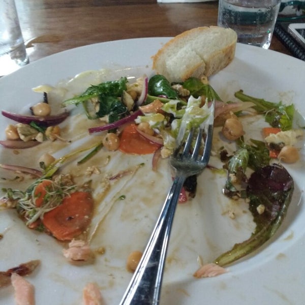 It's place where after eating I feel like I ate something wrong , well Ioli , salad healthy with salmon and poor vegetables quesadillas , all very much not good. I usually leave clean plate when food