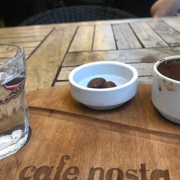 Das Foto wurde bei Cafe Nosta von Oğuzhan Asena S. am 8/7/2018 aufgenommen