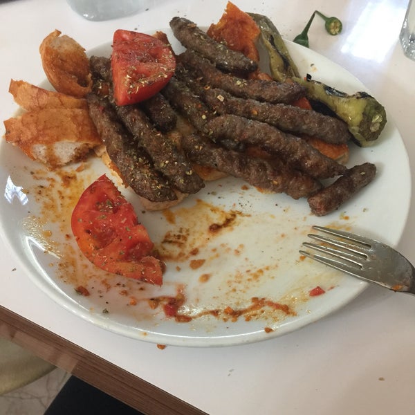 Das Foto wurde bei Dostol Kebap Salonu von Fatih Ç. am 7/11/2017 aufgenommen