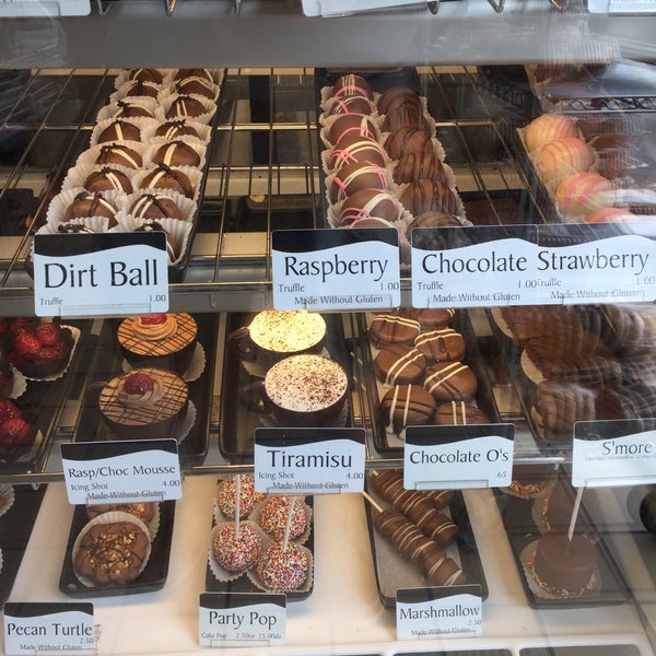Photo taken at Oakmont Bakery by Kenneth C. on 6/4/2016