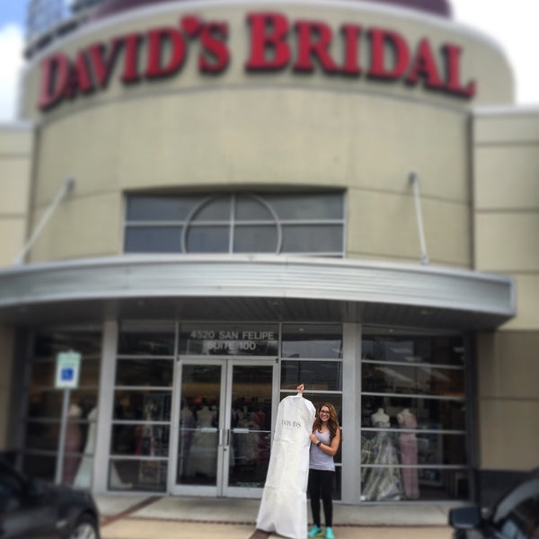 Foto tomada en David&#39;s Bridal  por Julia M. el 4/16/2016