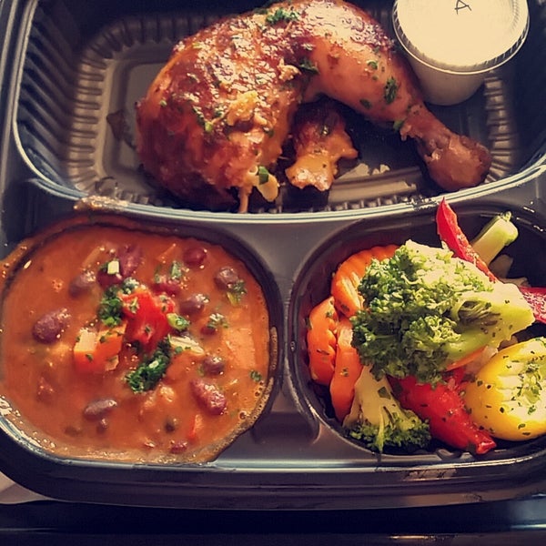 Bit pricey for quantity but good. Got $12 lunch deal- 1/4chix+2sides. Yummy rotisserie, steamed veg; "3bean salad" was more like a hearty chili. Also came w tasty waffle (rofl). Avocado sauce 👌