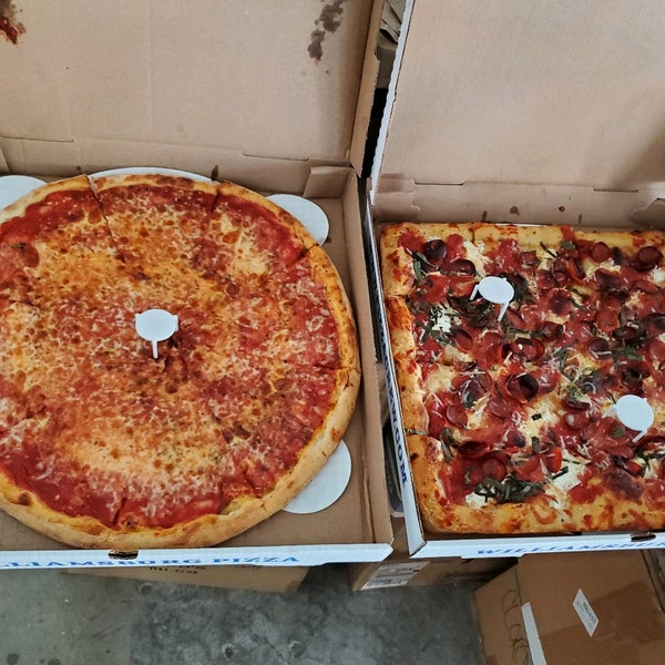 Foto tirada no(a) Williamsburg Pizza por Brad K. em 7/15/2022