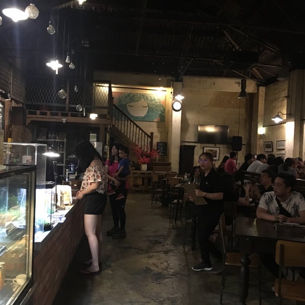 Foto diambil di Gudang Cafe oleh alimin g. pada 4/5/2019