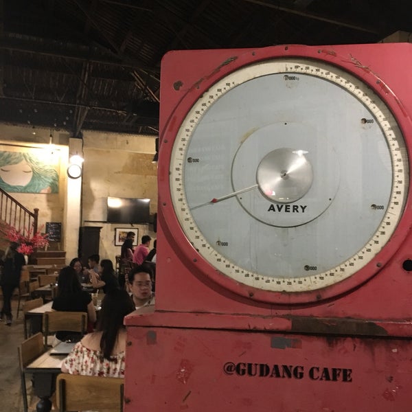 Foto diambil di Gudang Cafe oleh alimin g. pada 4/5/2019