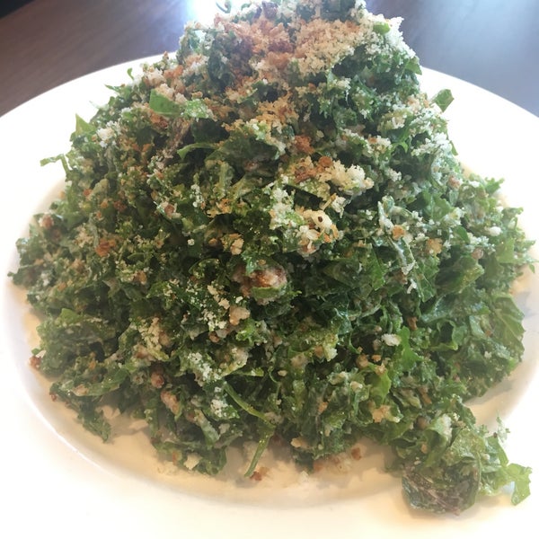 Huge portion kale salad, well dressed 👍🏻