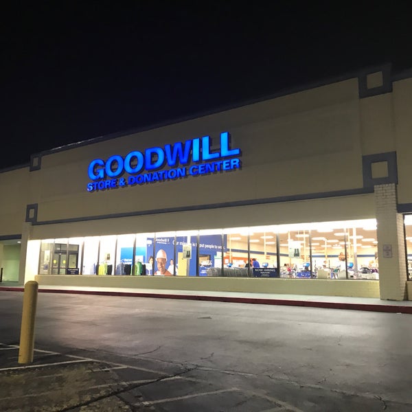 Foto tirada no(a) Goodwill Thrift Store &amp; Donation Center por Serge J. em 1/14/2019