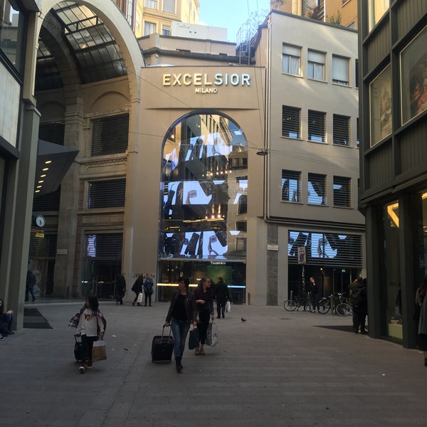 Foto tirada no(a) Excelsior Milano por Nilüfer K. em 10/27/2016