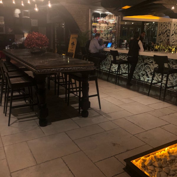 Das Foto wurde bei No4 Restaurant • Bar • Lounge von Gökhan A. am 10/16/2019 aufgenommen